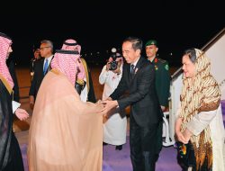 Dari RRT, Presiden Jokowi dan Ibu Iriana Tiba di Riyadh