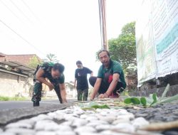 Bersama Perangkat Desa, Babinsa Tihingan Gotong Royong Bersihkan Lingkungan